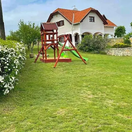 فيلة Dorono House